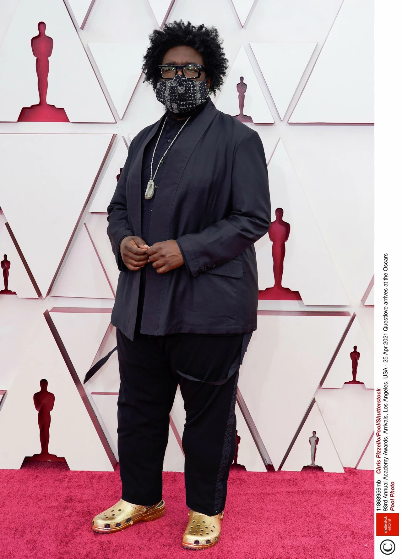 Questlove w złotych butach Crocs