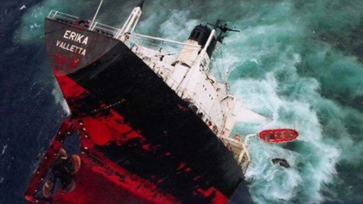 Tonąca "Erika". Rufa i dziół zatonęły w odległości wielu mil od siebie Tonąca "Erika". Rufa i dziół zatonęły w odległości wielu mil od siebie