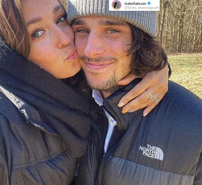 Izabella Krzan z narzeczonym