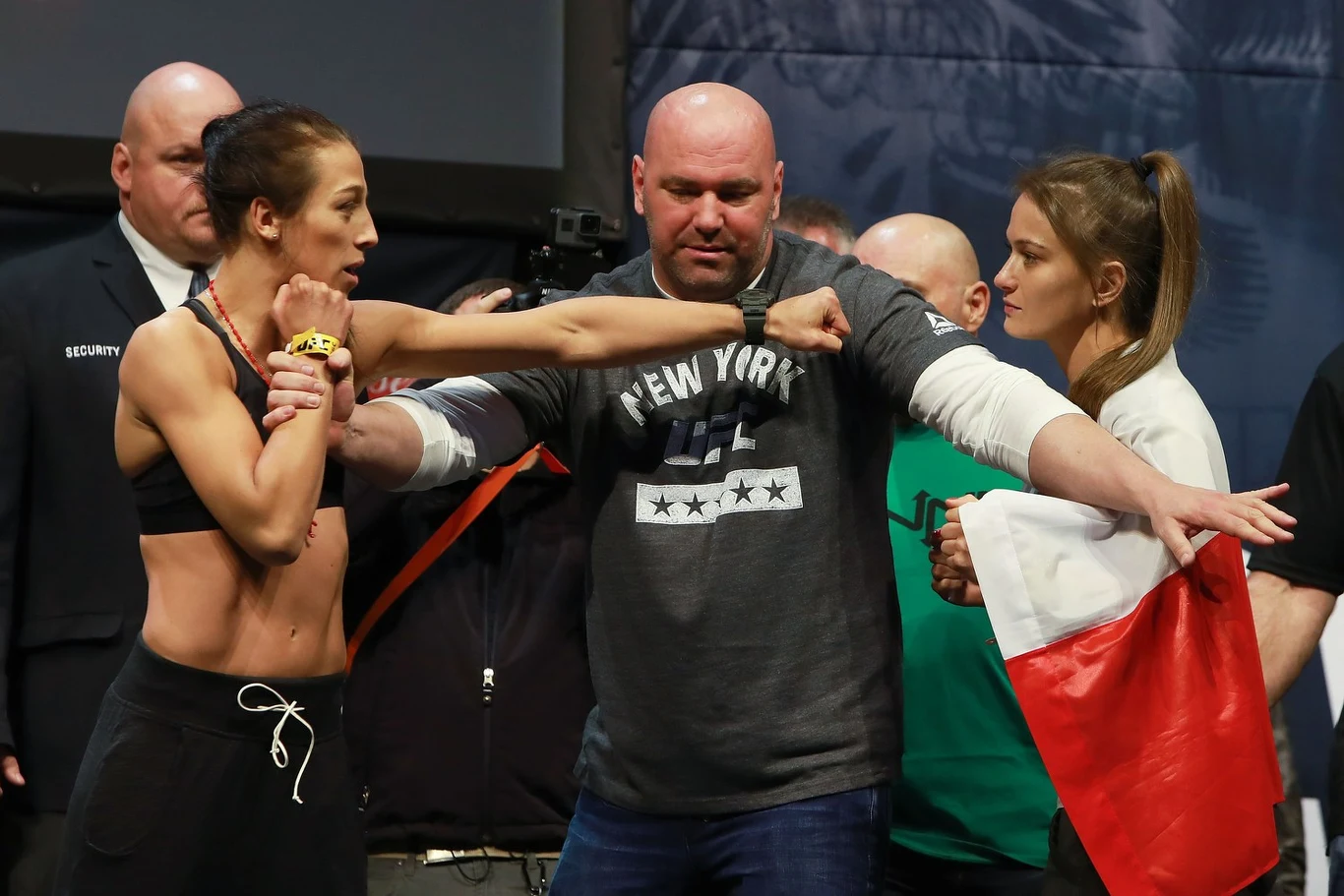 Ważenie przed walką Joanny Jędrzejczyk (z lewej) i Karoliną Kowalkiewicz w 2016 roku