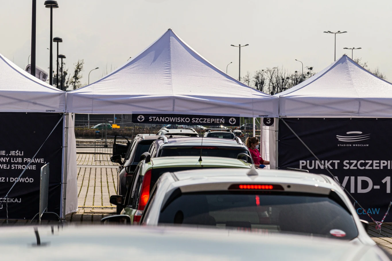 Wroclaw Punkt szczepien drive-thru na Covid-19 