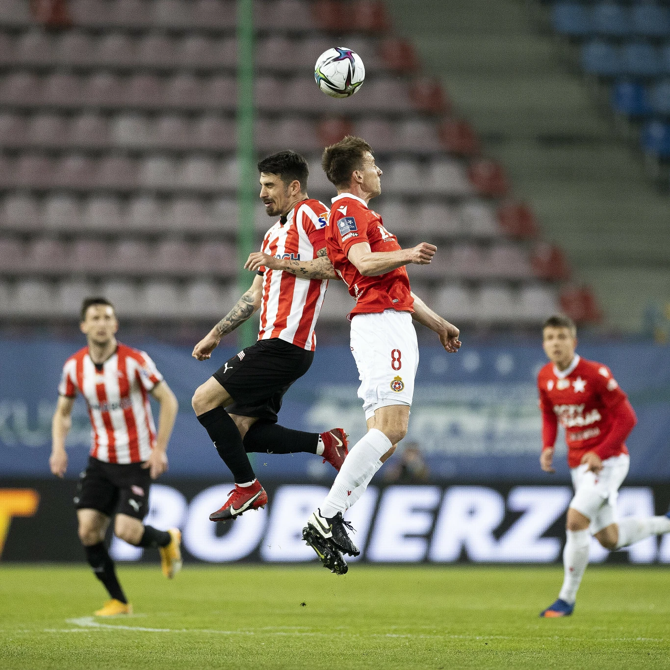 Sergiu Hanca w powietrznej walce z Łukaszem Burligą (numer 8) Sergiu Hanca w powietrznej walce z Łukaszem Burligą (numer 8)