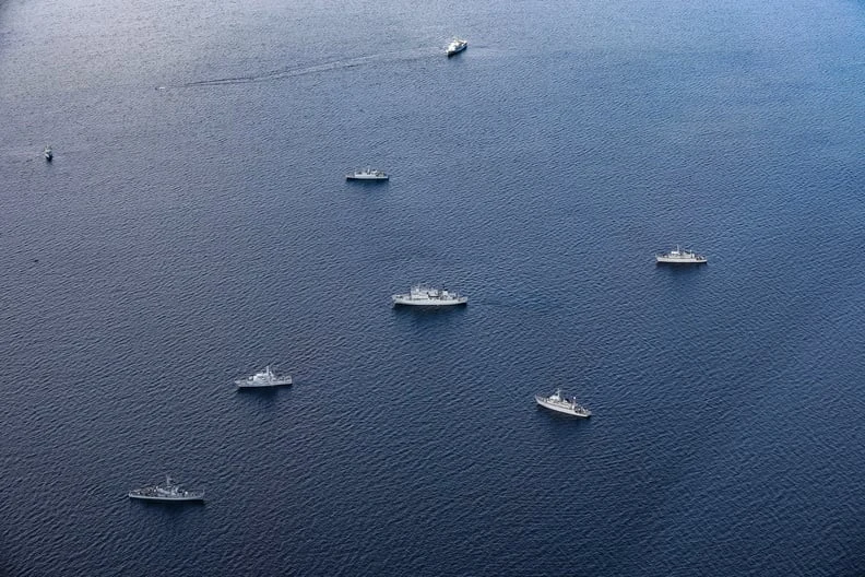 Zespół okrętów podczas badania znalezionego obiektu