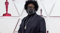 Złote buty  

Jednym z najczęściej komentowanych złotych detali były złote crocsy dyrektora oprawy muzycznej gali, DJ-a Questlove. Jak się okazuje, nie trzeba mieć sukni z topowego domu mody, by zrobić wrażenie na czerwonym dywanie oscarowej ceremonii i znaleźć się na ustach wszystkich krytyków mody na świecie. Wystarczą gumowe buty w kolorze 24-karatowego złota.