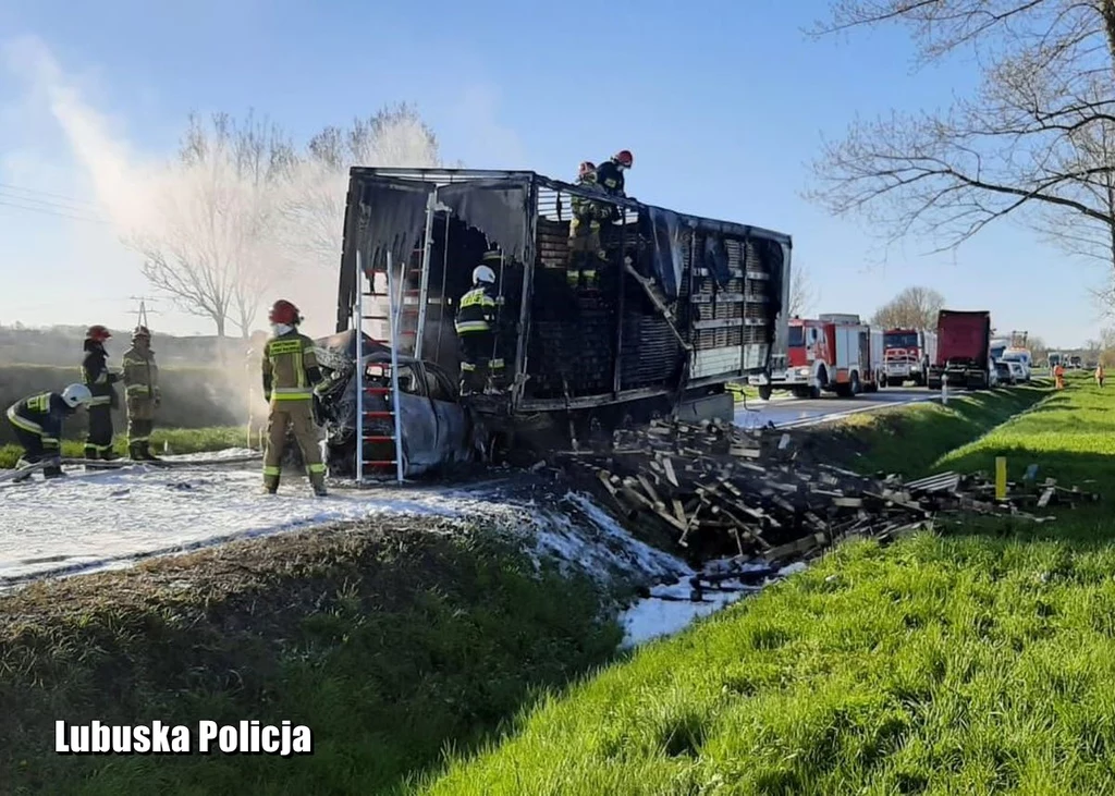 Zginął kierowca hyundaia, który wbił się pod naczepę