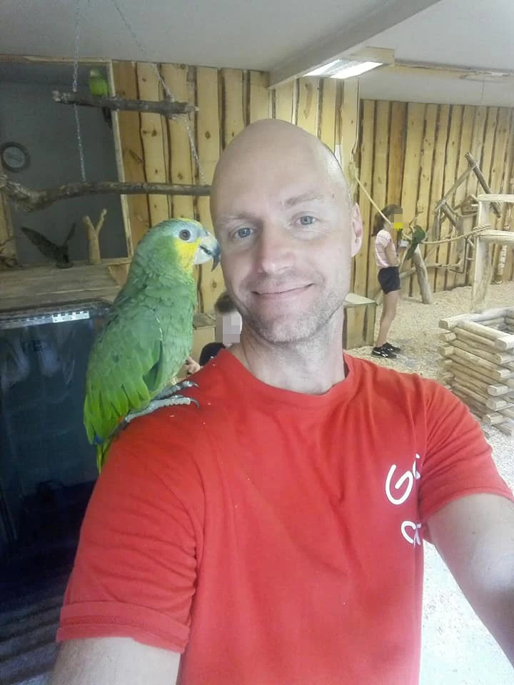 Krzysztof Krawczyk junior pracował w papugarni, bardzo kochał to zajęcie