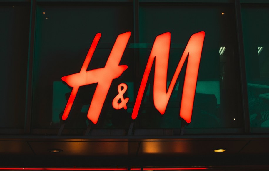 Logo firmowe H&M. Szyld sklepowy H&M.
