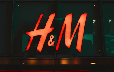 Szyld sklepowy H&M.