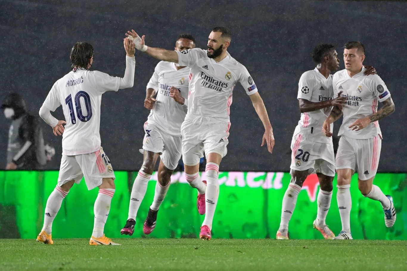 Real - Chelsea, Liga Mistrzów: Karim Benzema cieszy się z gola w Madrycie