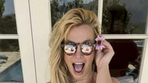 Fani Britney od dłuższego czasu są zaniepokojeni jej stanem psychicznym. W mediach społecznościowych hasztag #freebritney osiąga rekordowe zasięgi. Gwiazda dodaje niepokojące zdjęcia na Instagramie, a obserwatorzy doszukują się ukrytego wołania o pomoc.