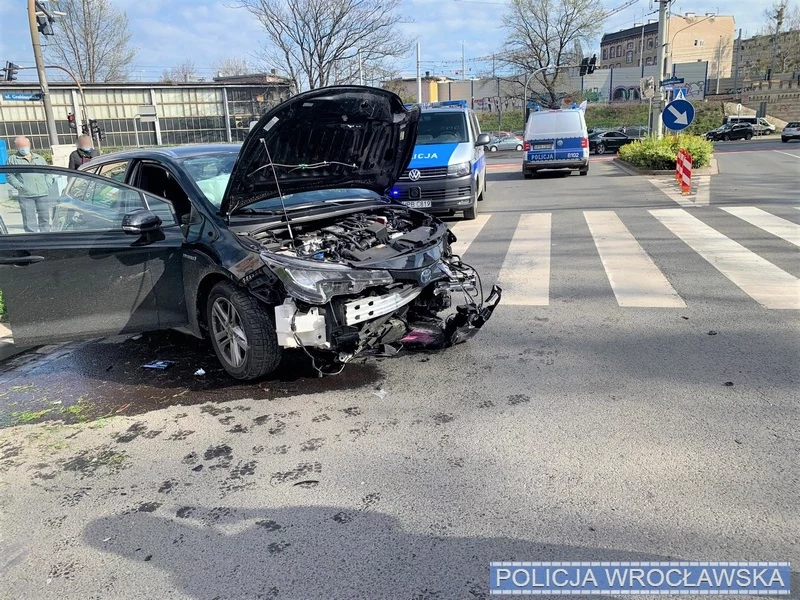 Pościg zakończył się, gdy uciekinier nie opanował samochodu...