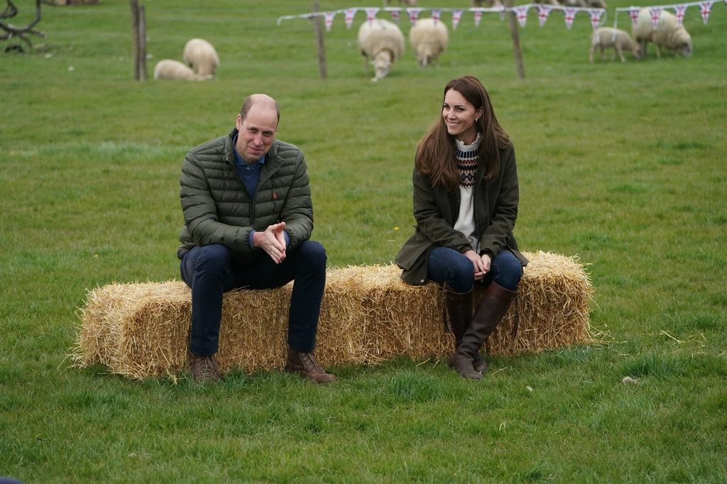 Kate i William spędzili czas na rozmowach z poddanymi. Nawet książę William, który niezwykle przeżył śmierć ukochanego dziadka, odzyskał już humor. Kate i William spędzili czas na rozmowach z poddanymi. Nawet książę William, który niezwykle przeżył śmierć ukochanego dziadka, odzyskał już humor.