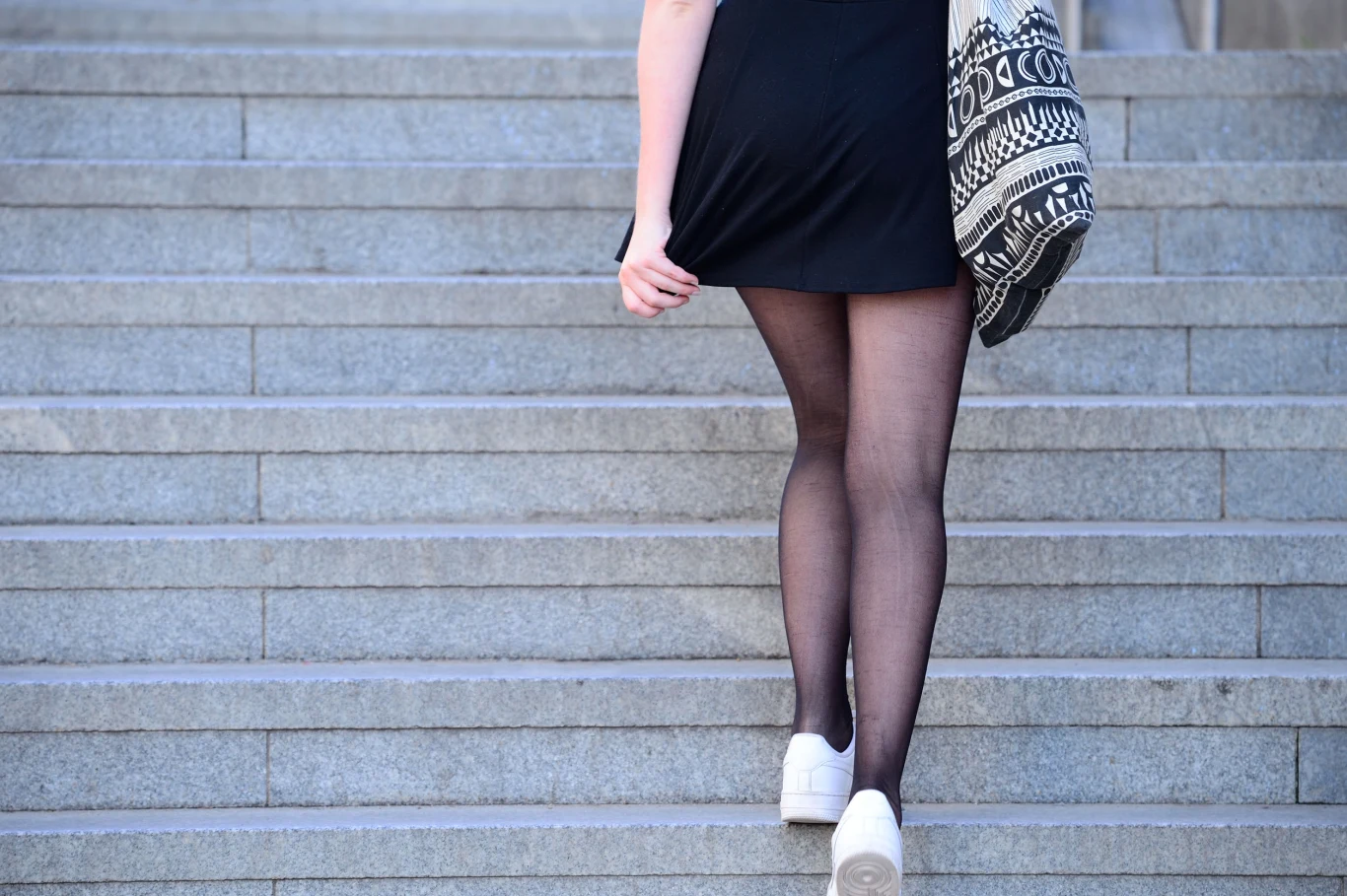 Wchodzenie po schodach to doskonałe ćwiczenie aerobowe, ponieważ zwiększa tętno. Pozytywnie wpływa też na mózg Wchodzenie po schodach to doskonałe ćwiczenie aerobowe, ponieważ zwiększa tętno. Pozytywnie wpływa też na mózg