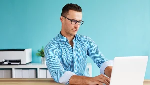 Osoby pracujące w systemie zmianowym mogą być niemal trzykrotnie bardziej narażone na zakażenie COVID-19