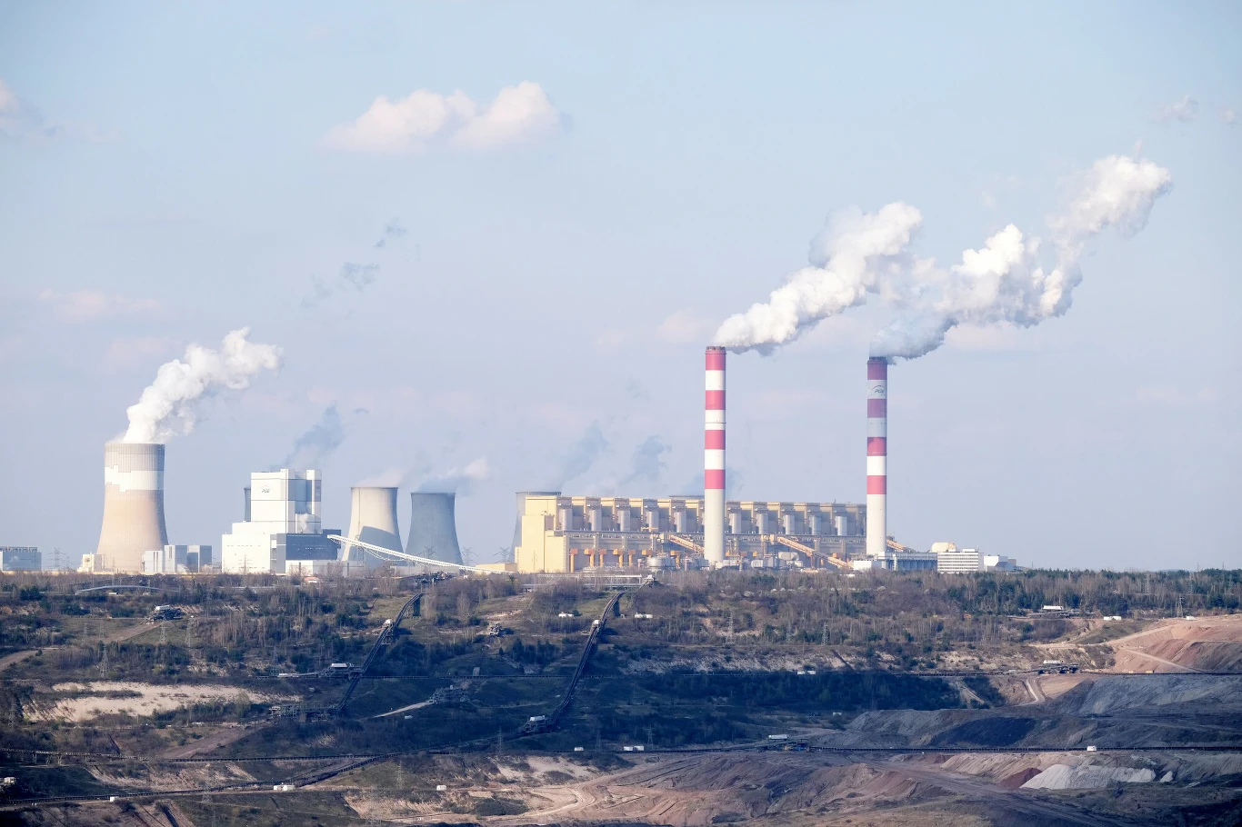 Elektrownia w Bełchatowie emituje rocznie tyle CO2, ile wszystkie samochody osobowe w Polsce Elektrownia w Bełchatowie emituje rocznie tyle CO2, ile wszystkie samochody osobowe w Polsce