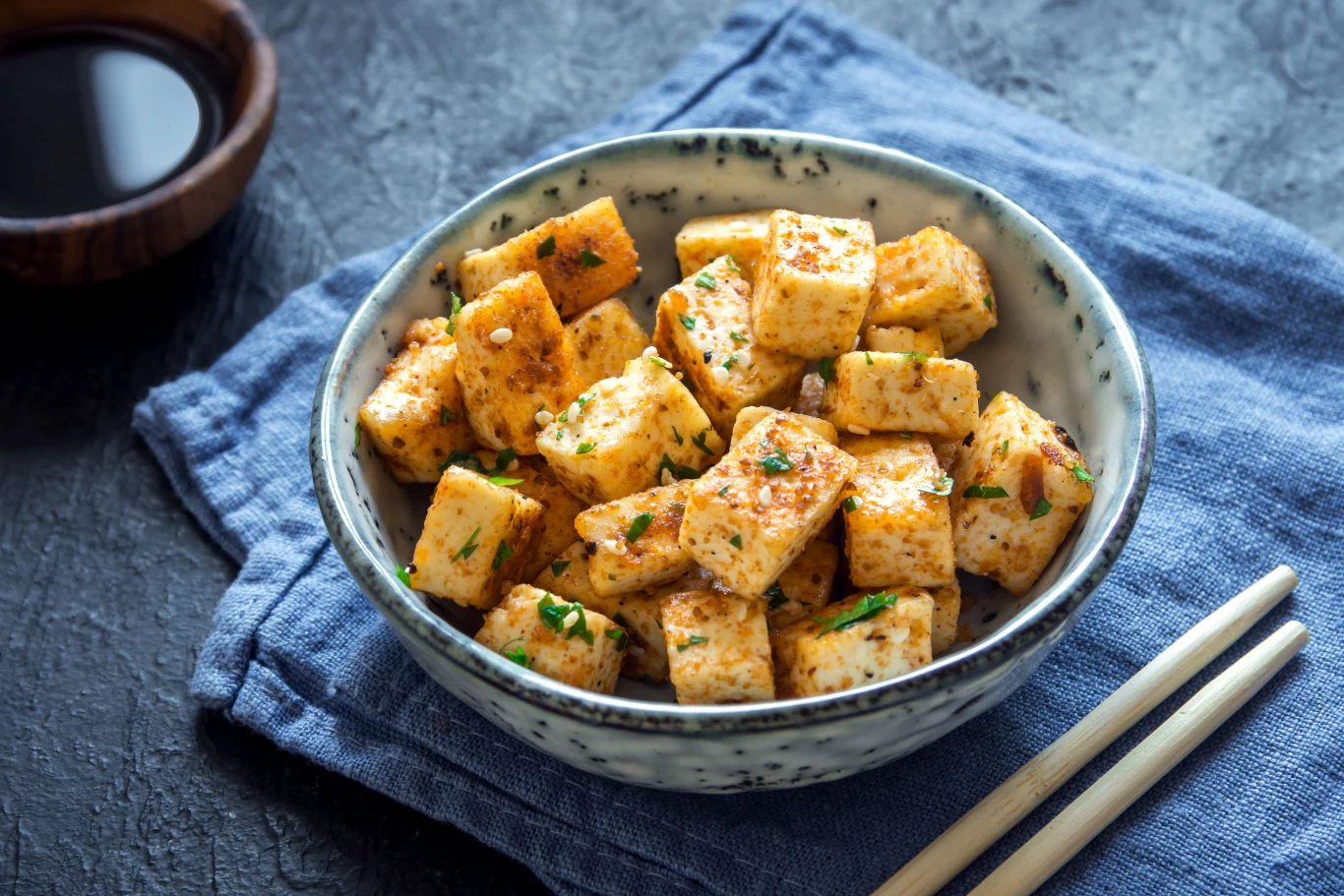 Tofu jest wdzięcznym składnikiem, bo łatwo wchłania aromaty Tofu jest wdzięcznym składnikiem, bo łatwo wchłania aromaty