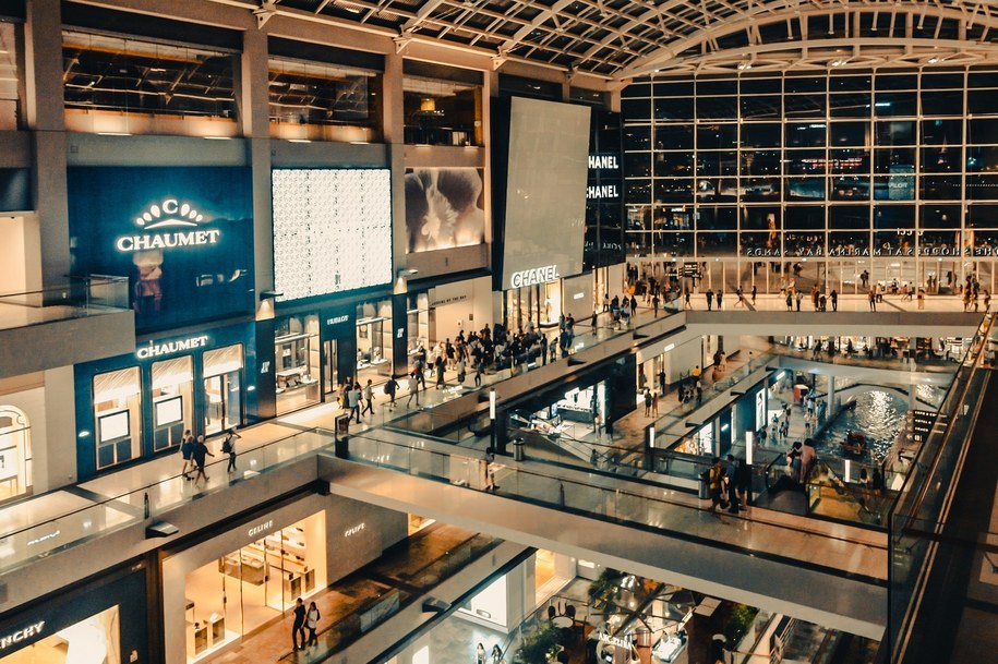Klienci w galerii handlowej. Wnętrze galerii handlowej.