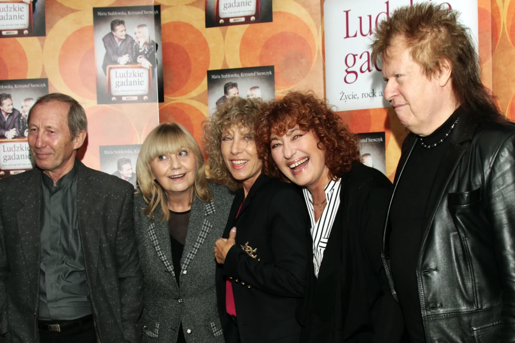 Alicja Majewska z członkami zespołu Partita