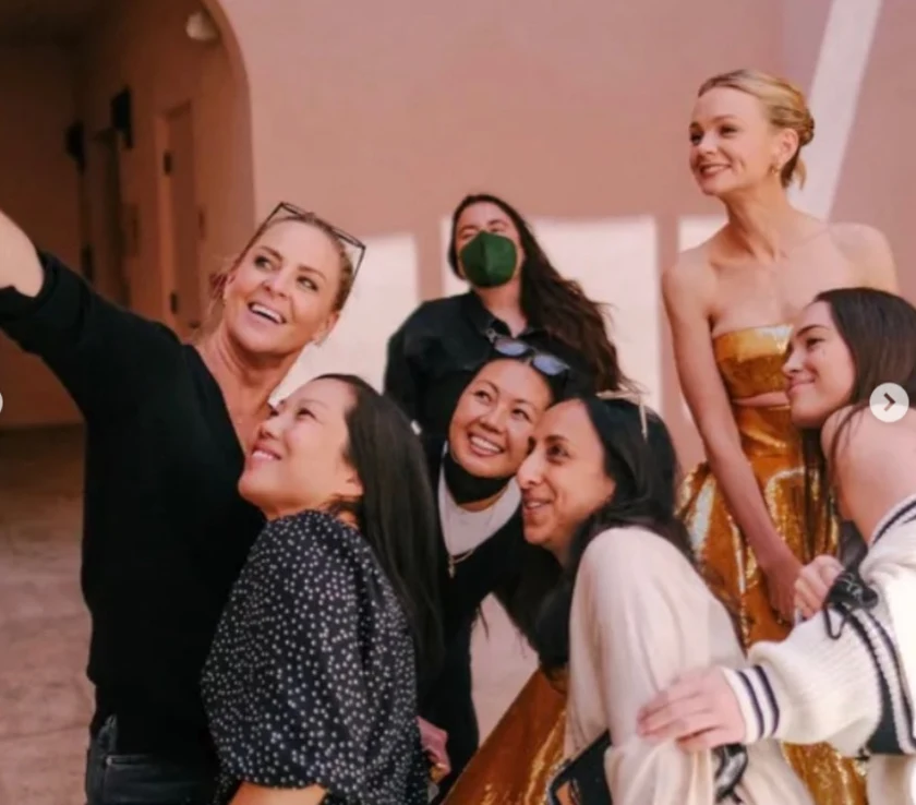 Julia ( z prawej strony) na zdjęciu z aktorką Carey Mulligan. Screen pochodzi z https://www.instagram.com/jennychohair/