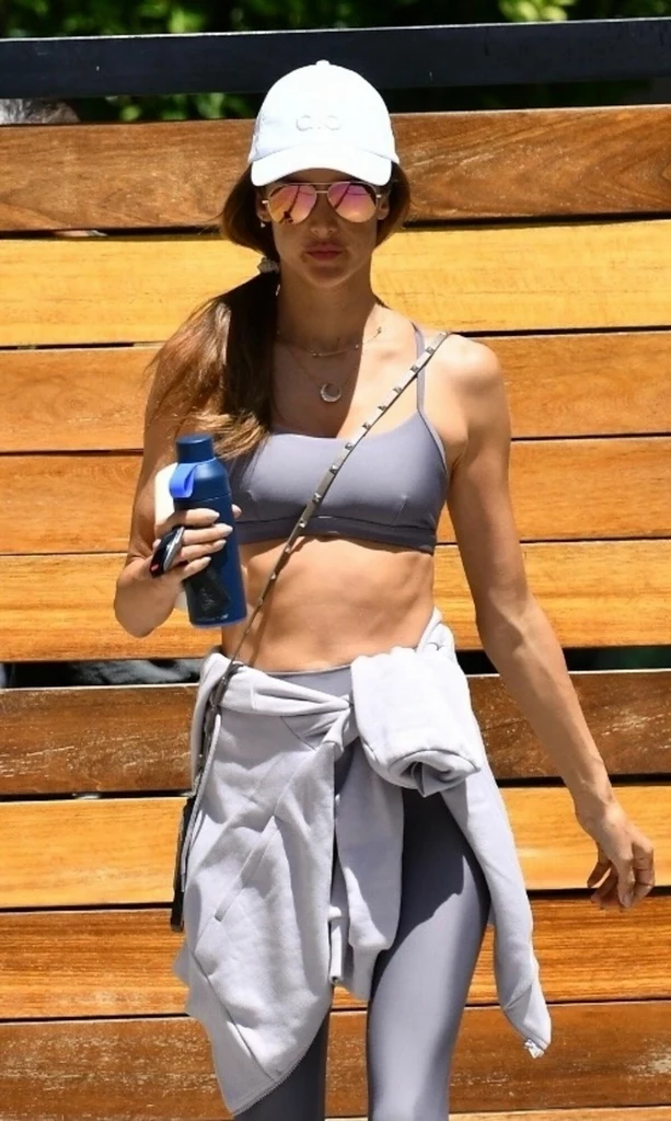 Alessandra Ambrosio zachwyca w sportowej stylizacji