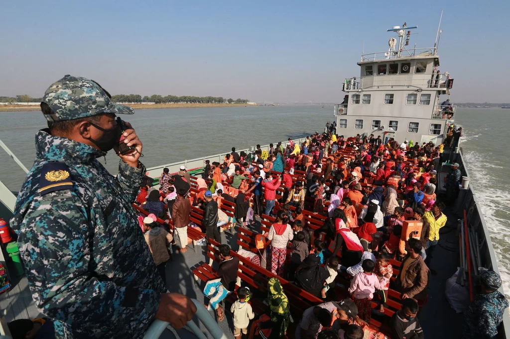 Wojsko przewozi migrantów z zalanych terenów kraju, grudzień 2020 r. 