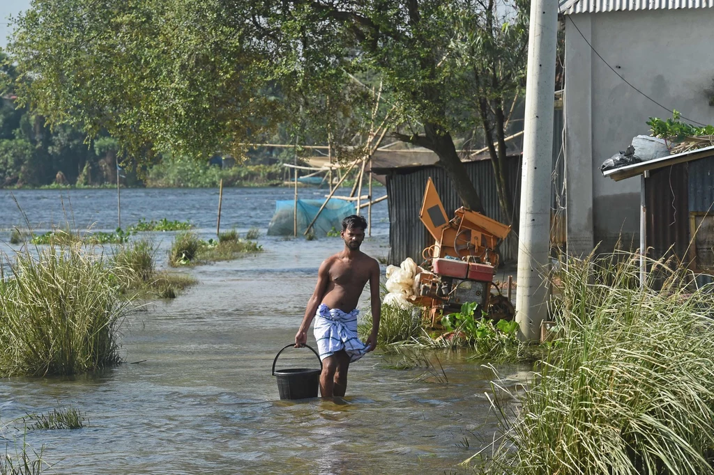 Przez powodzie, coraz więcej terenów Bangladeszu jest nie nadaje się do mieszkania. 