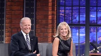 Jill Biden jest Pierwszą Damą USA od 20 stycznia 2021 roku. Można uznać, że żona Joe Bidena dopiero uczy się, jak powinna wyglądać w roli Pierwszej Damy. Niestety, jej miłość do krótkich spódniczek przyczyniła się do zaliczenia kilku wpadek. Największą kontrowersję wzbudziła kreacja, którą Jill wybrała na wizytę w Bazie Sił Powietrznych w Maryland. Krótka, falbaniasta, skórzana spódniczka odsłaniała nogi Jill, ubrane we wzorzyste rajstopy i niepasujące botki. Wiele osób było wówczas zdania, że Pierwszej Damie, która ma 69 lat, nie przystoi taki styl. 