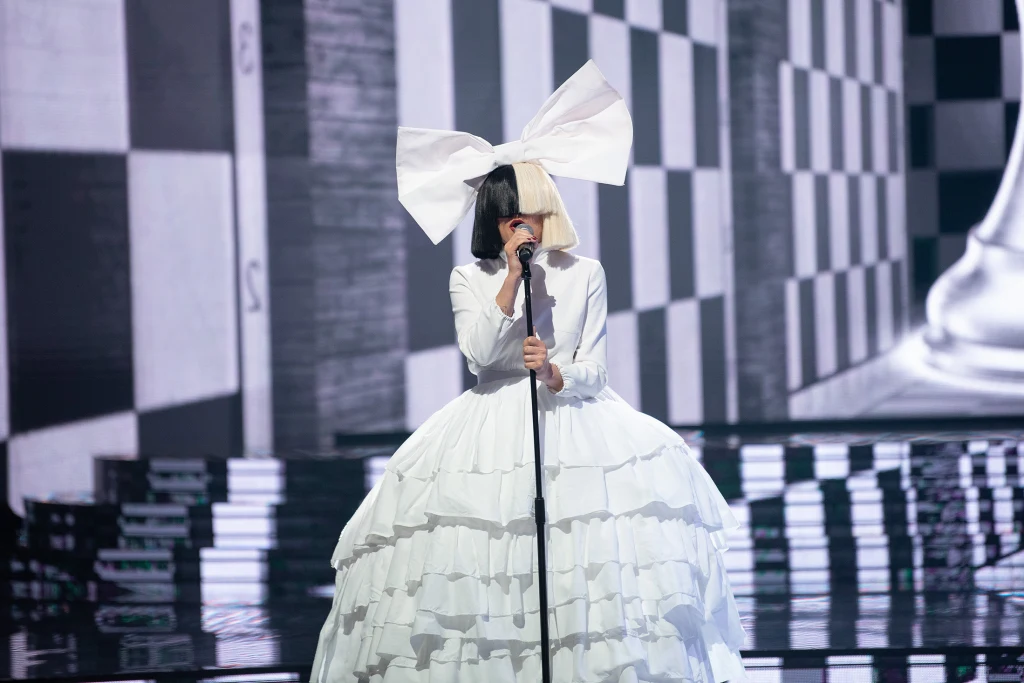 "Twoja Twarz Brzmi Znajomo 14": Magdalena Narożna jako SIA "Twoja Twarz Brzmi Znajomo 14": Magdalena Narożna jako SIA