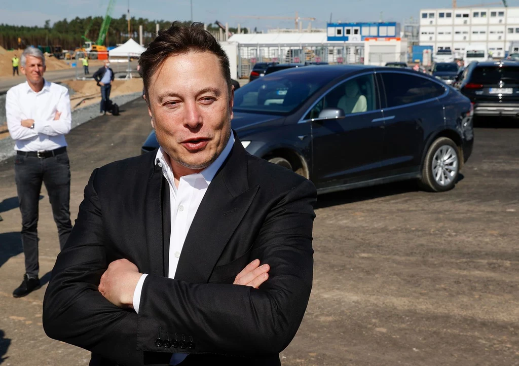 Elon Musk, szef firmy Tesla, na budowie fabryki w Gruenheide k. Berlina