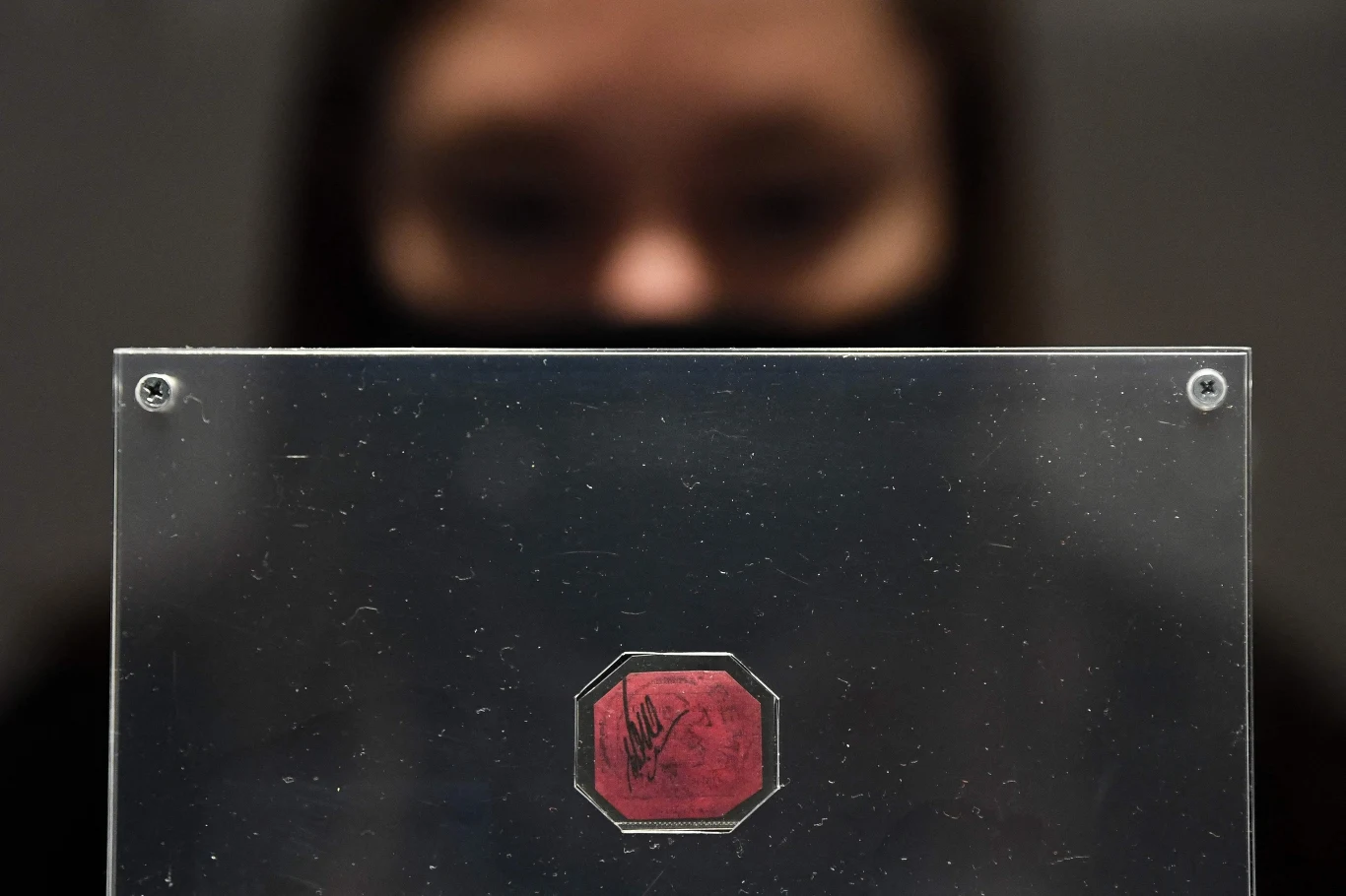 Wystawiony na czerwcowej aukcji znaczek może być uważany za najdroższy przedmiot na świecie, zważywszy, że jest kawałkiem zafarbowanego na purpurowo (magenta) kawałkiem papieru o wymiarach 2,5 na 3,2 cm. Jest ostatnim ocalałym z serii wypuszczonej przez Gujanę Brytyjską, ma na sobie rysunek statku i co kilka lat zmienia właściciela. W 2014 roku w Nowym Jorku sprzedano go za niecałe 10 mln dolarów. 