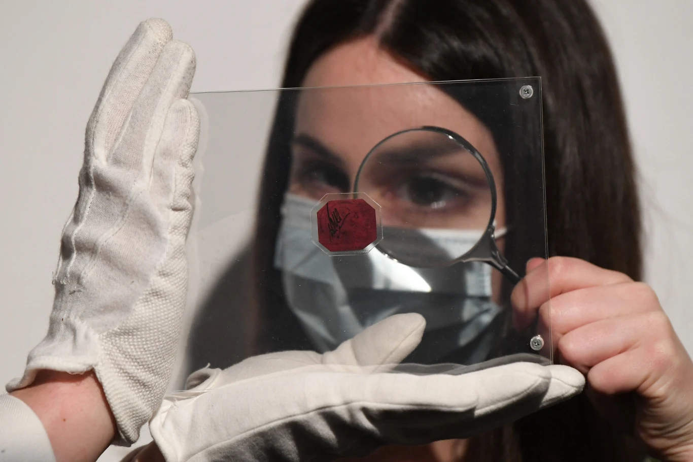 W 1856 roku w południowoamerykańskiej Gujanie Brytyjskiej (dziś niepodległej) skończył się zapas znaczków pocztowych, a nowy transport z metropolii opóźniał się. Dlatego miejscowa poczta zamówiła w trybie doraźnym w miejscowej drukarni partię znaczków purpurowych za 1 cent i niebieskich za 4 centy.   Te tańsze używane były głównie do dystrybucji gazet i wyrzucane od razu, dlatego niewiarygodne jest, że jeden znaczek serii "British Guiana 1c Magenta" przetrwał do naszych czasów. Już kilkanaście lat po wydaniu został znaleziony w rodzinnych zbiorach przez dwunastoletniego filatelistę, który, sprzedając go za sześć szylingów, wprowadził go do obiegu kolekcjonerskiego.  