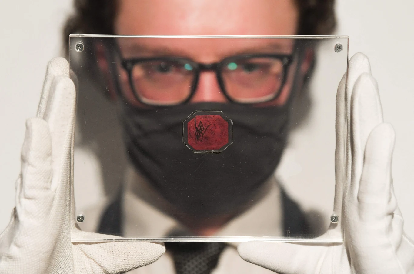 W 1980 roku znaczek osiągnął cenę niemal miliona dolarów. Dopiero niedawno wydało się, że kupił go ekscentryczny milioner John du Pont. Był on dziedzicem ogromnej fortuny zrobionej w amerykańskim przemyśle chemicznym na produkcji prochu w XIX wieku, a później np. patencie na nylon. Du Pont zmarł w więzieniu, gdzie odsiadywał wyrok za morderstwo zapaśnika, który pracował w jego posiadłości.  