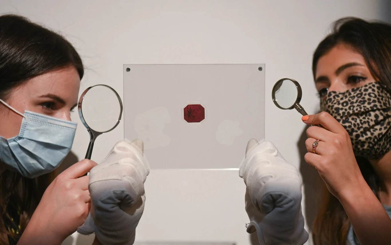 Znaczek "1c Magenta" sprzedawany był na aukcjach cztery razy i za każdym razem ustanawiał rekord cenowy. Podobnego wyniku spodziewają się w Sotheby's i tym razem. Dochód ma być przeznaczony na cele dobroczynne – poinformował dom aukcyjny.     - Znaczek "British Guiana 1c Magenta" to idealny obiekt kolekcjonerski. Mówi o manii zbierania, o dreszczu poszukiwań. I jest tylko jeden taki – mówi David Goldthorpe, dyrektor Sotheby's.  