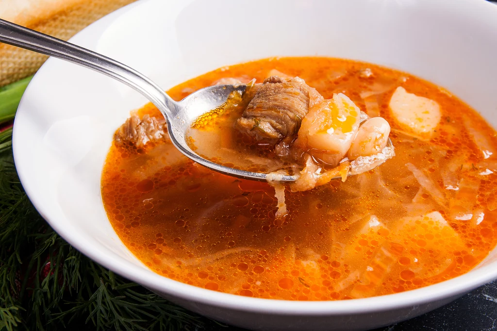 Kapuśniak z dodatkiem pomidorów i papryki to odświeżona wersja tej zupy 