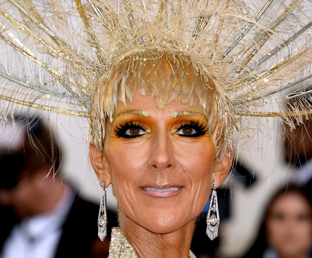 Celine Dion cora częściej stawia na mocny, neonowy makijaż 