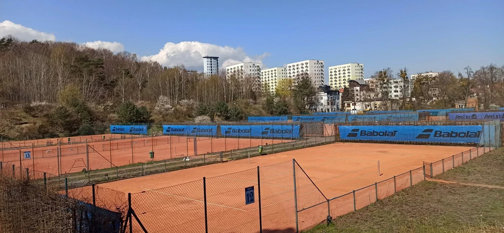 Dziś na stadionie Arki są korty tenisowe. Widok z kultowej "Górki" Dziś na stadionie Arki są korty tenisowe. Widok z kultowej "Górki"