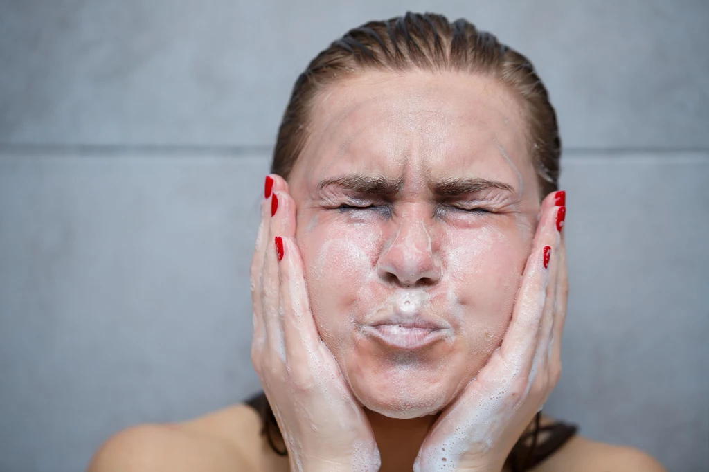 Dokładne mycie twarzy powinno stać się naszym codziennym nawykiem