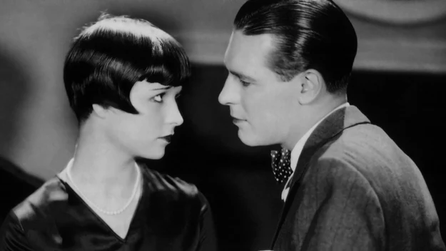 Krótka grzywka, symetryczne boki. Za jego prekursorkę uważa się Louise Brooks. Gwiazdę kina niemego naśladowały kobiety, tworząc na głowie tzw. hełm lub nosiły peruki o tym kształcie.

Tę fryzurę upodobały sobie buntowniczki lat dwudziestych, które nazywano "flapper girl" (podlotki). Wróćmy do naszej współczesnej gwiazdy.