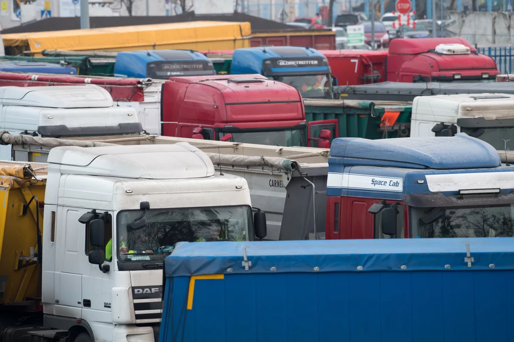 W majówkę ciężarówki muszą trafić na parkingi