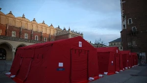 Mobilny punkt szczepień stworzony w ramach akcji "Zaszczep się w Majówkę" na Rynku Głównym w Krakowie