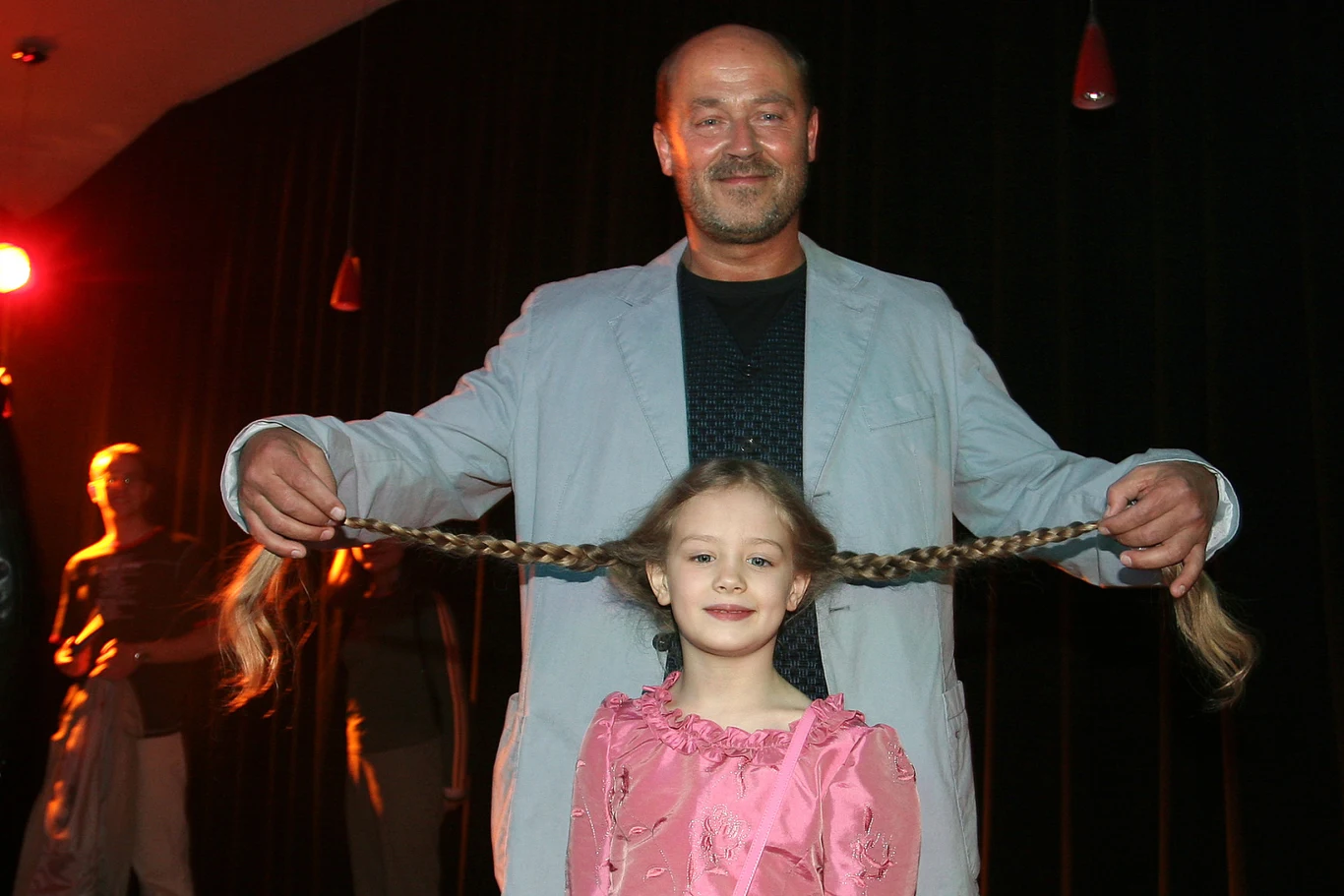 15 lat temu, 5 maja 2006 roku, premierę miał film "Jasminum" w reżyserii Jana Jakuba Kolskiego. Obraz był kinowym debiutem 7-letniej wówczas Wiktorii Gąsiewskiej.  W "Jasminum" Gąsiewska wcieliła się w 5-letnia Gienię, córkę konserwatorki zabytków, która otrzymuje zlecenie w pewnym klasztorze. Dziewczynka wprowadza sporo zamieszania w życiu zakonników. "Piorun kulisty talentów. Nieludzka ilość uroku. Zjawisko" - tak charakteryzował aktorski talent Gąsiewskiej reżyser Jan Jakub Kolski.

Na zdjęciu: Wiktoria Gąsiewska i Jan Jakub Kolski na premierze filmu "Jasminum" (2006)