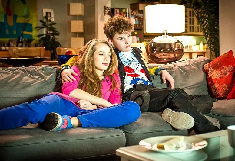 Wiktoria Gąsiewska i Adam Zdrójkowski w serialu "rodzinka.pl" Wiktoria Gąsiewska i Adam Zdrójkowski w serialu "rodzinka.pl"