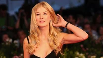 Piękna Rosamund Pike ma 174 centymetry wzrostu, więc należy raczej do wysokich kobiet. 

Swoich sił przed kamerą artystka próbowała od 1998 roku, kiedy to wcieliła się w Celię w "Prawdziwym angielskim małżeństwie". 

Następnie przyszła pora na "Żony i córki" oraz "Miłość w zimnym klimacie", ale sławę przyniosła jej dopiero rola Mirandy Frost w filmie o przygodach agenta 007. 