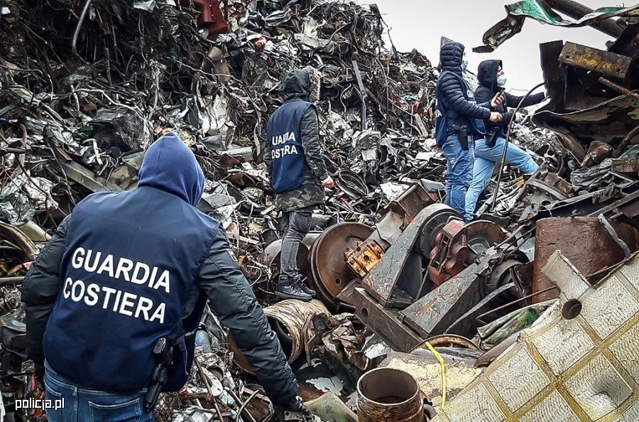 Włoska straż nadbrzeżna prowadzi inspekcję odpadów statków masowych.
