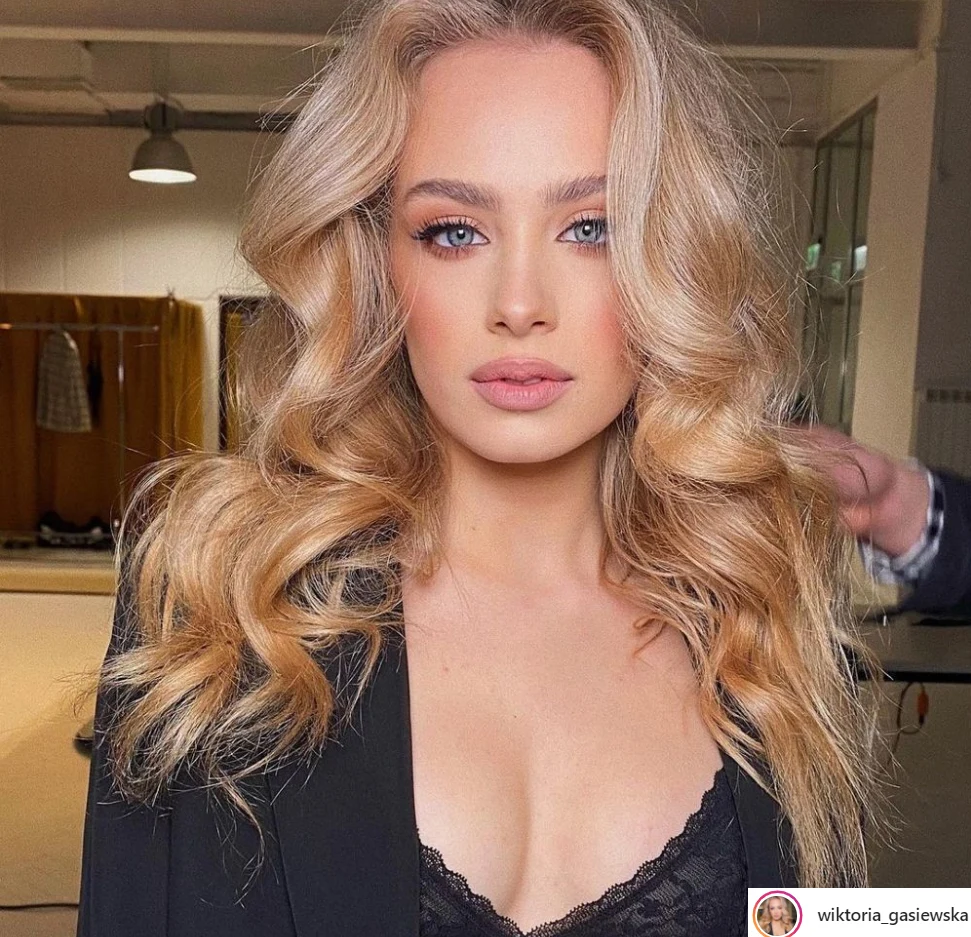 Wiktoria Gąsiewska jest niezwykle aktywna w mediach społecznościowych. Jej profil na Instagramie ma aż milion obserwujących! Aktorka zamieszcza tam sporo zdjęć z życia prywatnego oraz z różnych sesji zdjęciowych. Jej przemiana z dziecka, a potem nastolatki w seksowną kobietę, robi wrażenie. Podczas różnych imprez gwiazda nie może opędzić się od fotoreporterów.

Na zdjęciu: Wiktoria Gąsiewska, fot. z Instagrama aktorki