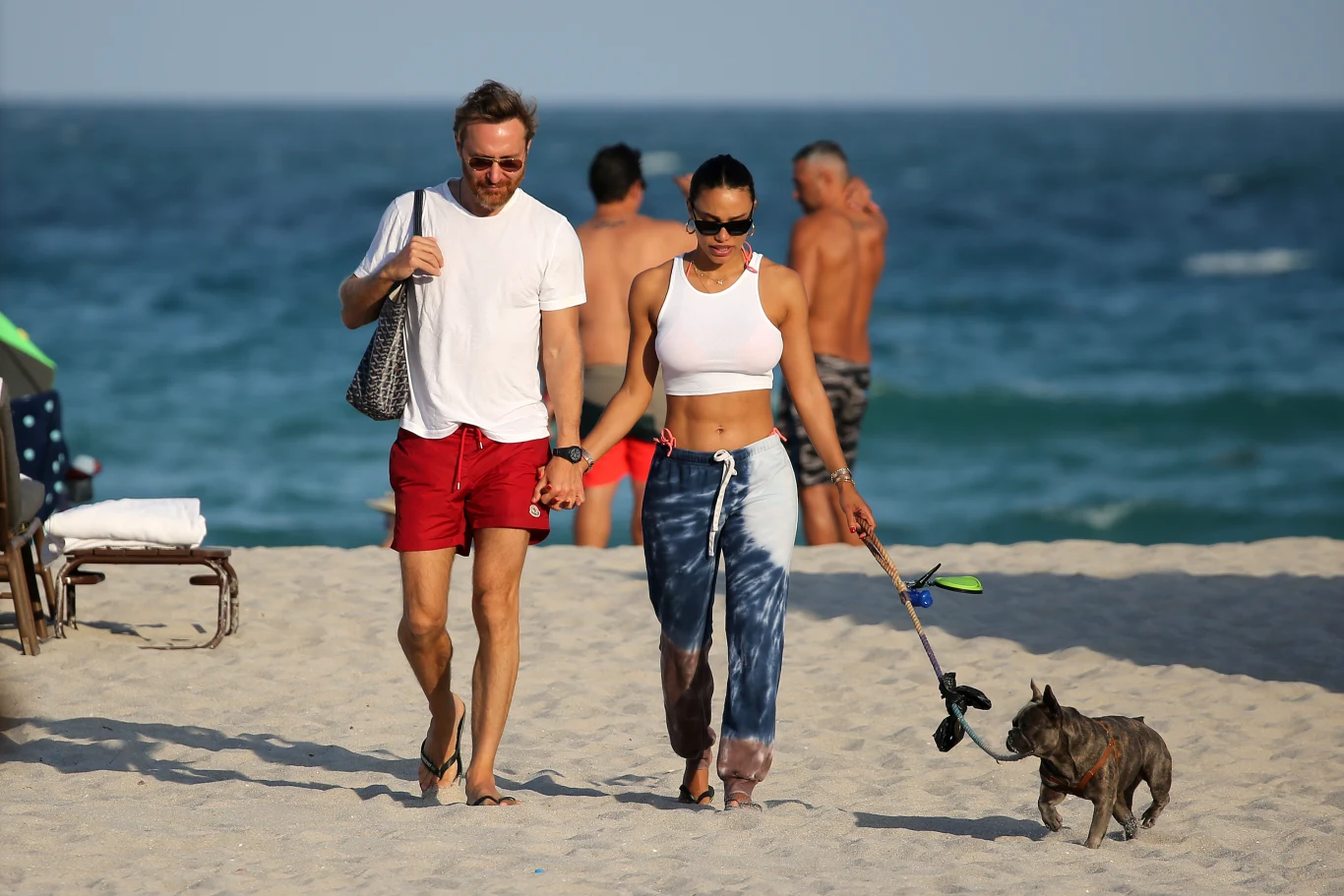 Plotkarskie media w pewny momencie zauważył na palcu aktorki pierścionek z brylantem. Para jednak nie potwierdza, że zamierza sformalizować swój związek. 