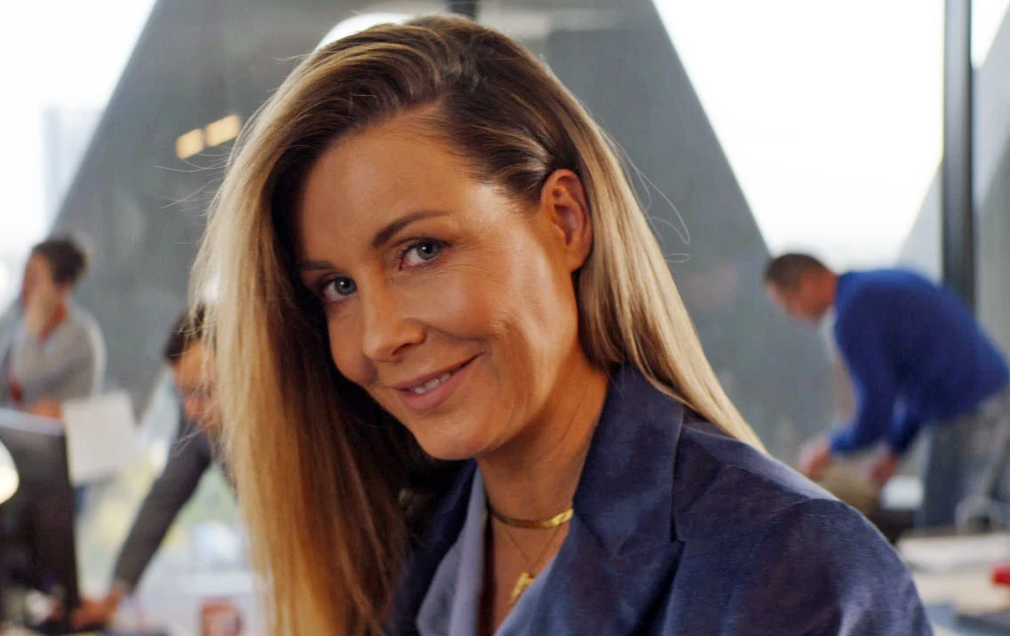 I dodaje, że tym, co zdecydowało o wyborze Rozenek-Majdan do roli energicznej i bezkompromisowej dziennikarki, był bardzo wyrazisty charakter celebrytki. "Ze swoim ciętym żartem, celną ripostą i fajnym poczuciem humoru świetnie odnalazłaby się w męskim świecie dziennikarstwa" - Staszewski charakteryzuje postać, w którą wciela się Rozenek-Majdan. I dodaje, że tym, co zdecydowało o wyborze Rozenek-Majdan do roli energicznej i bezkompromisowej dziennikarki, był bardzo wyrazisty charakter celebrytki. "Ze swoim ciętym żartem, celną ripostą i fajnym poczuciem humoru świetnie odnalazłaby się w męskim świecie dziennikarstwa" - Staszewski charakteryzuje postać, w którą wciela się Rozenek-Majdan.