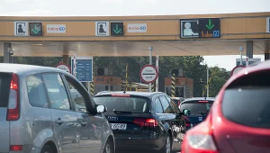 Na zdj. kolejka do punktu poboru opłat na A1