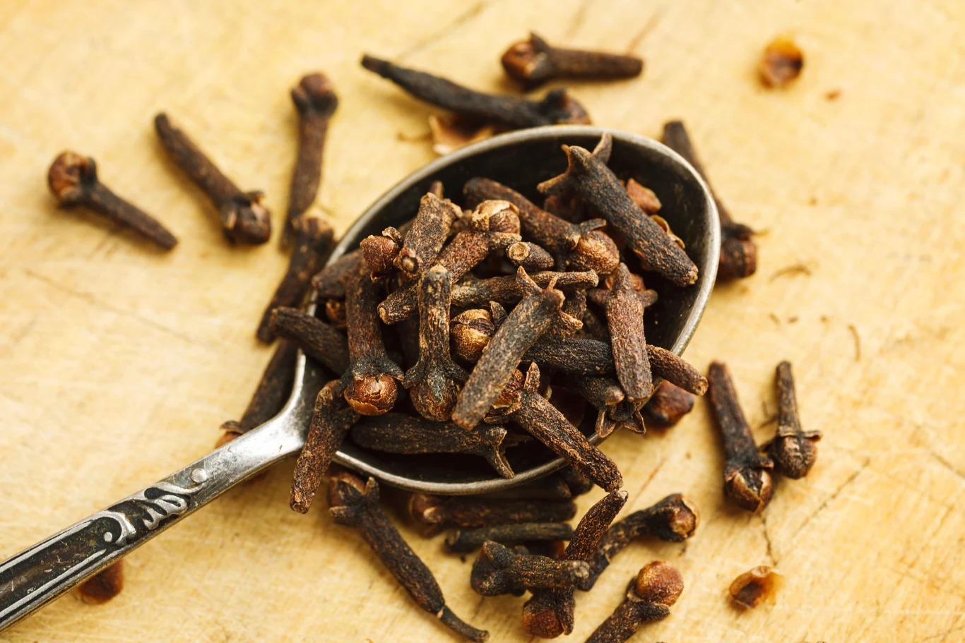 Goździki pomogą poradzić sobie nie tylko z bolącym gardłem, ale i z bólem zębów.