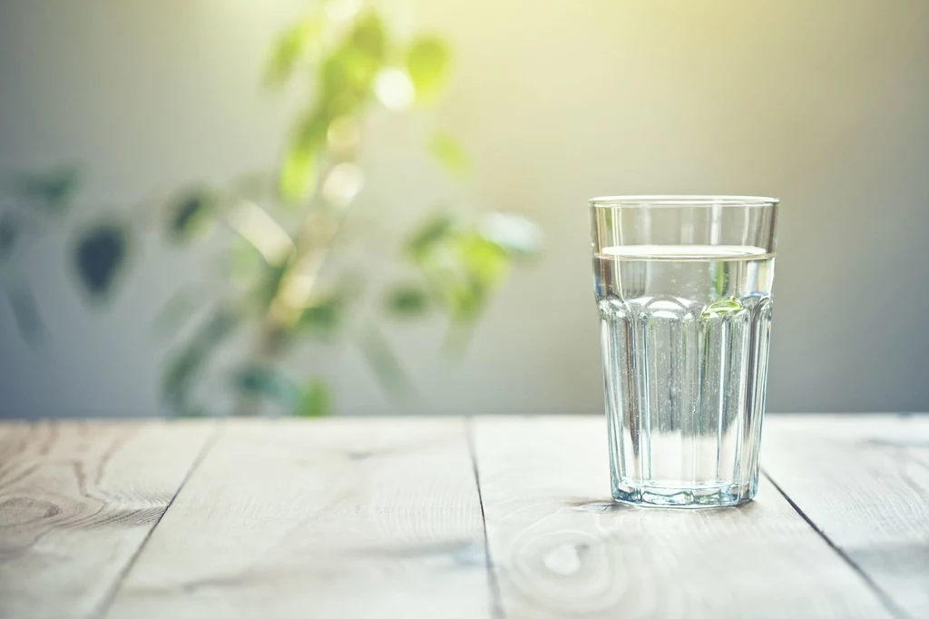 Wypijanie około ośmiu szklanek wody dziennie nie tylko nawadnia organizm, ale i utrzymuje produkcję śliny na odpowiednim poziomie i wypłukuje bakterie